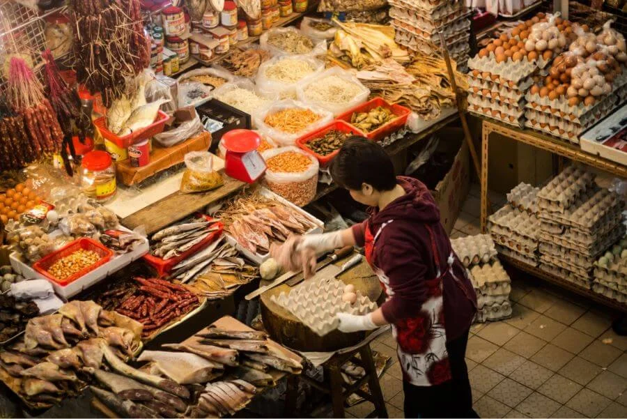 Chợ Mangwon thu hút cả người dân địa phương và du khách bởi sự kết hợp hài hòa giữa nét cổ kính và nhịp sống trẻ trung