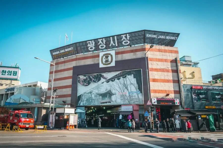 Chợ Gwangjang là một trong những khu chợ truyền thống lâu đời và nổi tiếng nhất mà bạn không nên bỏ qua khi đi du lịch Hàn Quốc