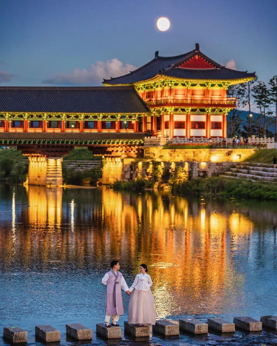 Cầu Woljeonggyo là điểm hẹn lý tưởng cho các cặp đôi và những ai yêu thích vẻ đẹp cổ kính