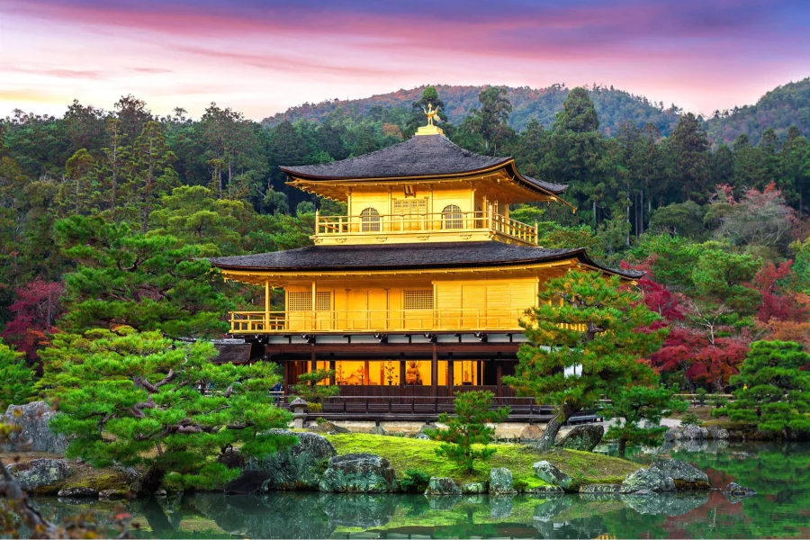 Chùa Vàng Kinkakuji, hay còn gọi là Rokuon-ji, tọa lạc tại thành phố Kyoto, Nhật Bản