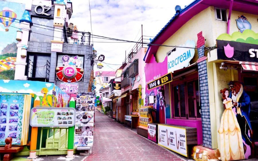 Nếu bạn là một người yêu thích sự lãng mạn và những câu chuyện cổ tích thì Làng Songwol-dong là điểm đến không thể bỏ qua