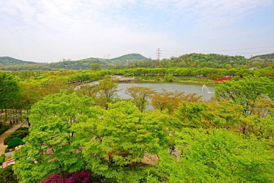 Với diện tích rộng lớn, Grand Incheon sở hữu những khu vườn bách thảo rực rỡ sắc màu, những hồ nước trong xanh và những con đường mòn thơ mộng