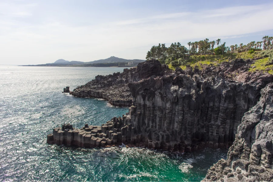 Khe nứt núi lửa Jusangjeolli Cliff thu hút đông đảo du khách đến khám phá khi đi du lịch Hàn Quốc