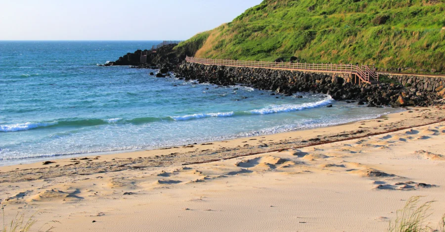 Mỗi một bãi biển tại Jeju đều mang những nét đẹp riêng, thu hút du khách đến khám phá và trải nghiệm