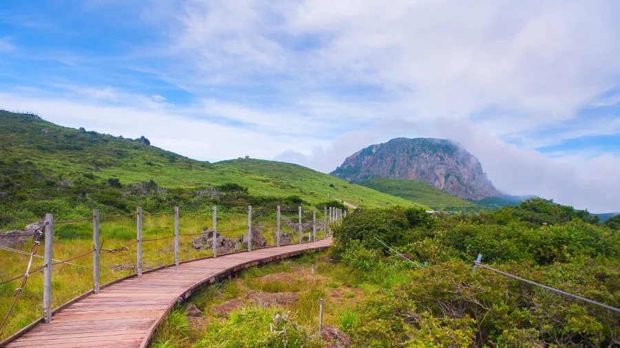 Hallasan hùng vĩ là một biểu tượng kiêu hãnh nằm tại đảo Jeju