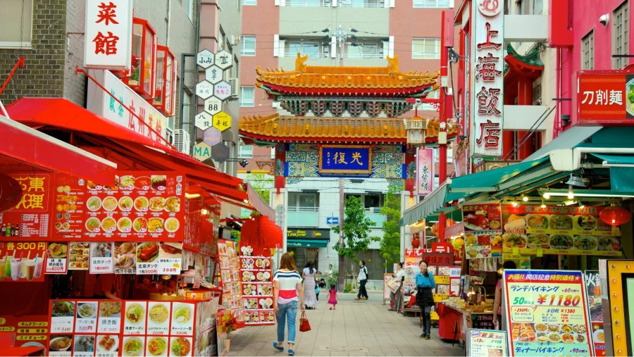 Bước chân vào Nankinmachi, khu phố Tàu sôi động bậc nhất Kobe, bạn như lạc vào một thế giới hoàn toàn khác biệt