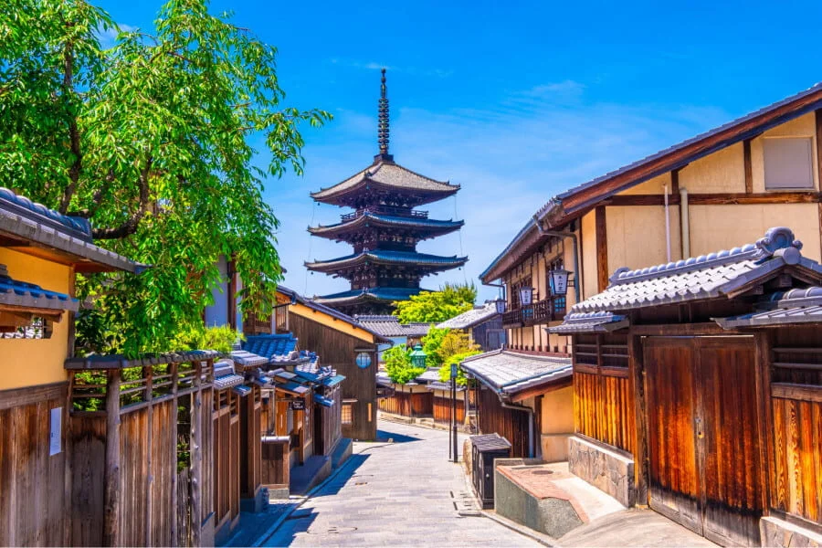 Khu Gion sẽ đưa bạn đến với một thế giới cổ kính, nơi lưu giữ những nét văn hóa truyền thống đặc sắc của Nhật Bản, đặc biệt là văn hóa Geisha