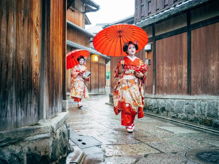 Dạo bước trên con phố Hanamikoji, con phố chính của Gion, bạn có thể may mắn bắt gặp những bóng dáng Geisha vội vã di chuyển