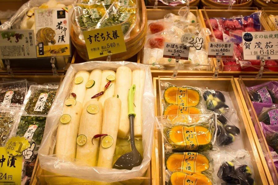 Không chỉ là nơi để mua sắm, chợ Nishiki còn là một sở hữu vô số món ăn Kyoto hấp dẫn