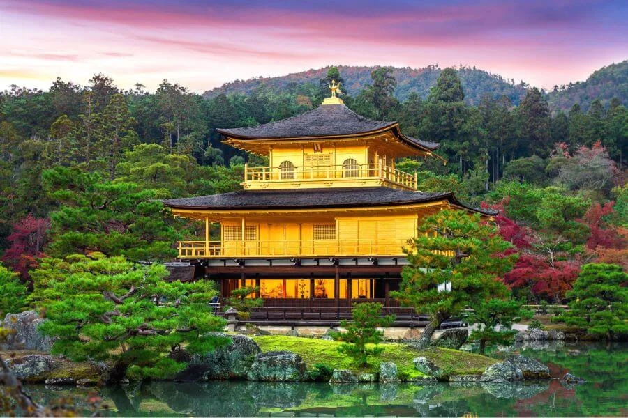 Ghé thăm Chùa Vàng Kinkaku-ji là một trải nghiệm không thể bỏ qua khi du lịch Kyoto