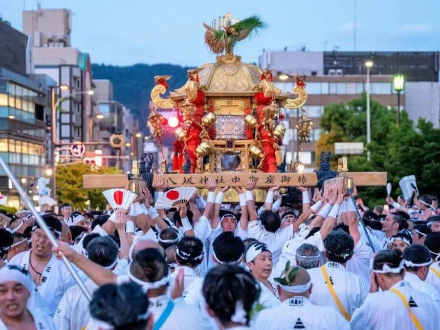 Kyoto nổi tiếng với nhiều lễ hội quanh năm, mỗi lễ hội mang một màu sắc và ý nghĩa riêng