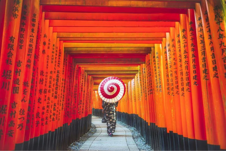 Điểm đặc biệt và thu hút nhất của Fushimi Inari-taisha chính là con đường hầm torii