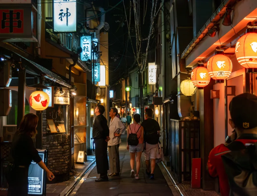 Du lịch Kyoto không chỉ nổi tiếng với những ngôi đền, chùa cổ kính mà còn là một thiên đường về đêm sôi động