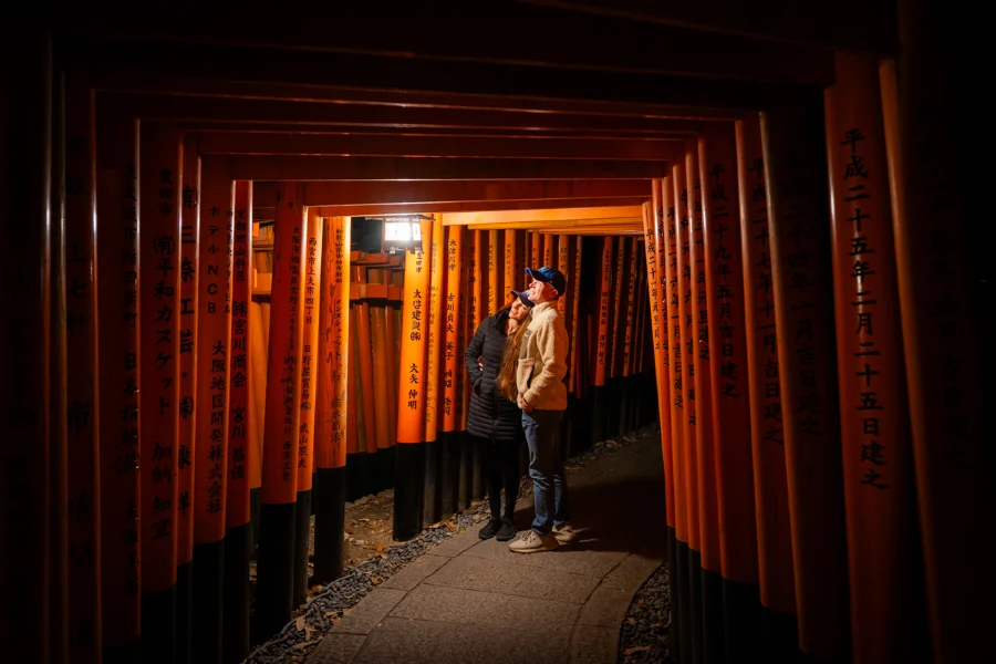 Dạo bước trên con đường cổng torii vào ban đêm, bạn có thể cảm nhận được sự linh thiêng và huyền bí của Fushimi Inari Taisha