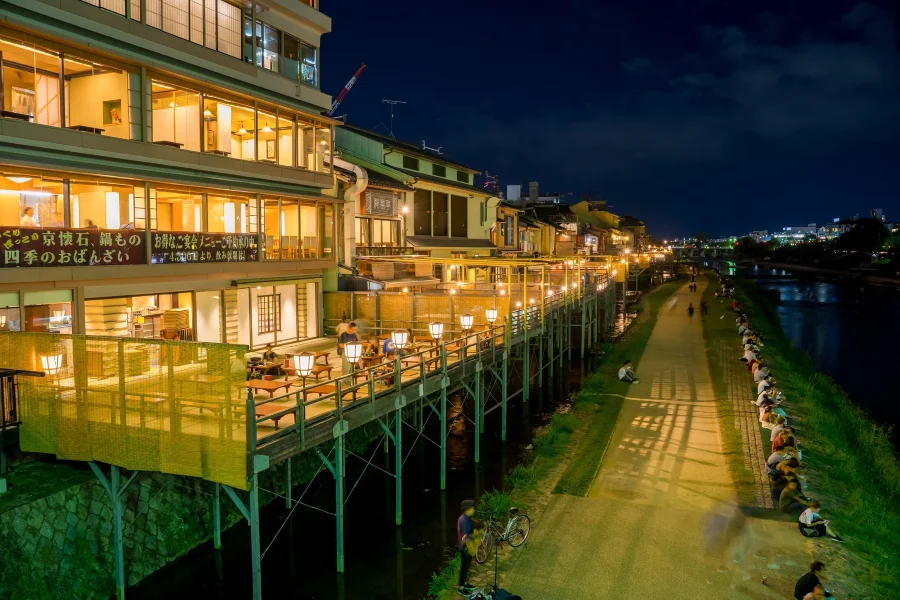 Bờ sông Kamogawa không chỉ là một địa điểm để thư giãn mà còn là nơi để bạn khám phá văn hóa và cuộc sống của người dân Kyoto