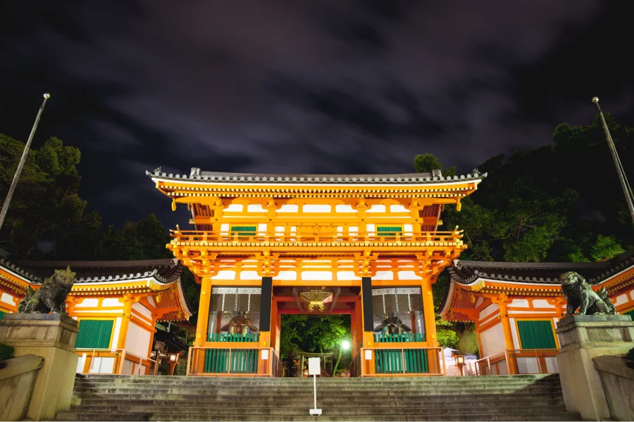 Đến Yasaka Jinja là một trong những địa điểm du lịch Nhật Bản nổi tiếng mà bạn không được bỏ qua khi đi du lịch Nhật Bản