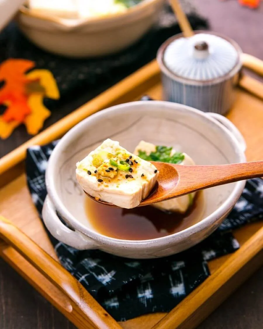 Yudofu là món ăn được chế biến từ đậu nành, mang đến một trải nghiệm ẩm thực thanh đạm và tinh tế