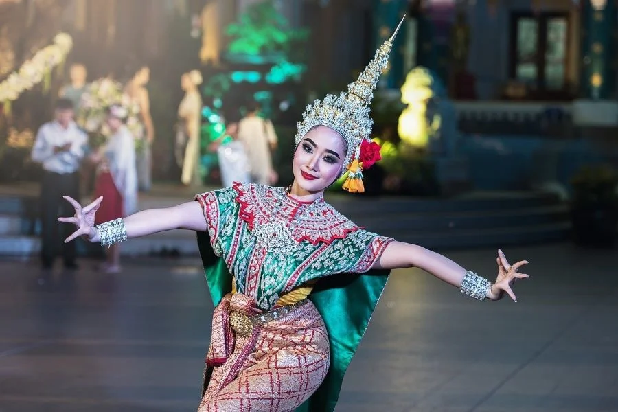 Chiêm ngưỡng những màn trình diễn nghệ thuật của những cô thiếu nữ tại Thái Lan