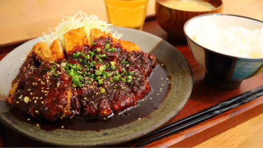 Miso Katsu vốn nổi tiếng là món ăn có sự kết hợp hài hoà giữa món tonkatsu và nước sốt miso đặc biệt