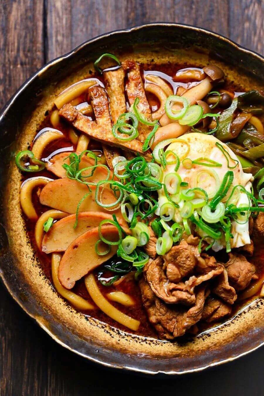 Miso-Nikomi Udon thường được phục vụ trong nồi đất nóng, giữ cho món ăn luôn ấm trong suốt bữa ăn