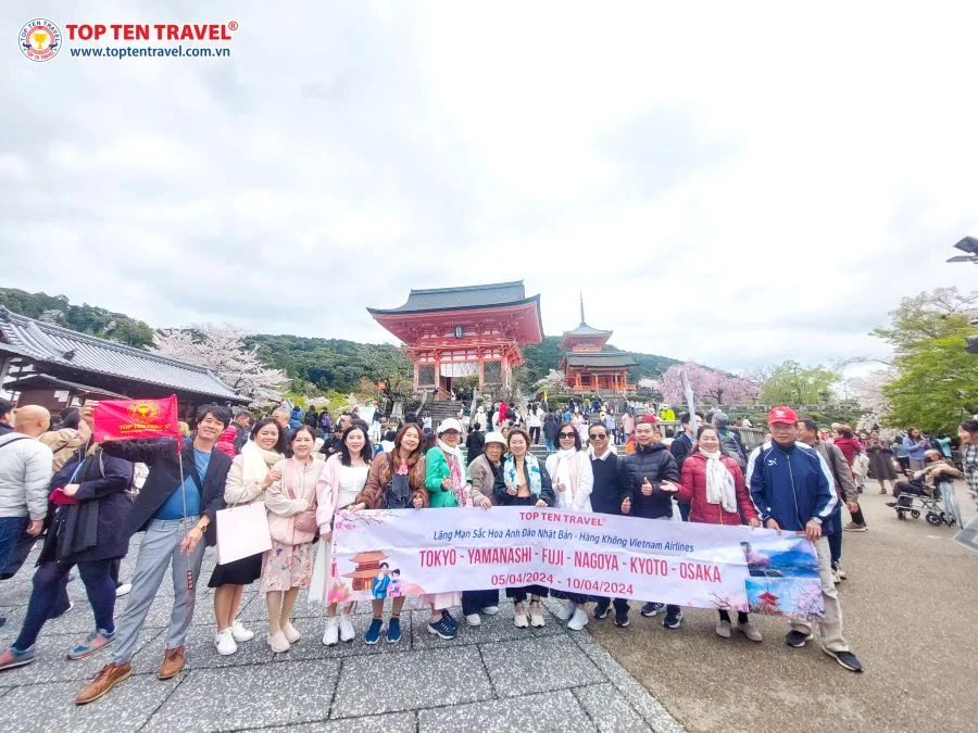 Chùa Sensoji, tọa lạc tại khu Asakusa sôi động, là ngôi chùa cổ kính và nổi tiếng nhất thủ đô Tokyo