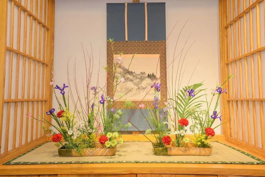 Nghệ thuật Ikebana dựa trên ba nguyên tắc cơ bản, bao gồm sự cân bằng, tỷ lệ và không gian