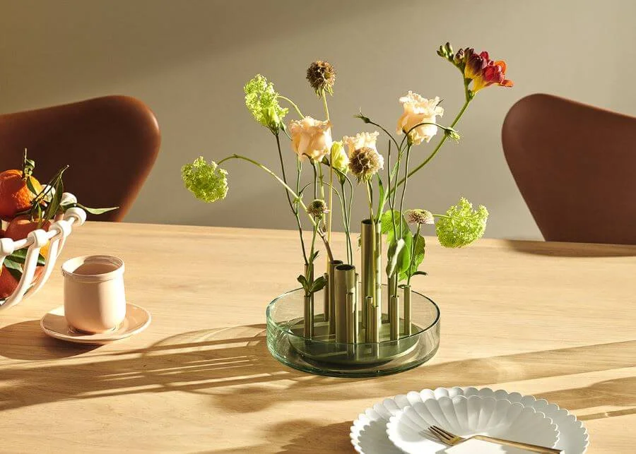 Ikebana là một hình thức cắm hoa tinh tế không chỉ đơn thuần là sắp xếp hoa mà còn chứa đựng triết lý sâu sắc về sự sống