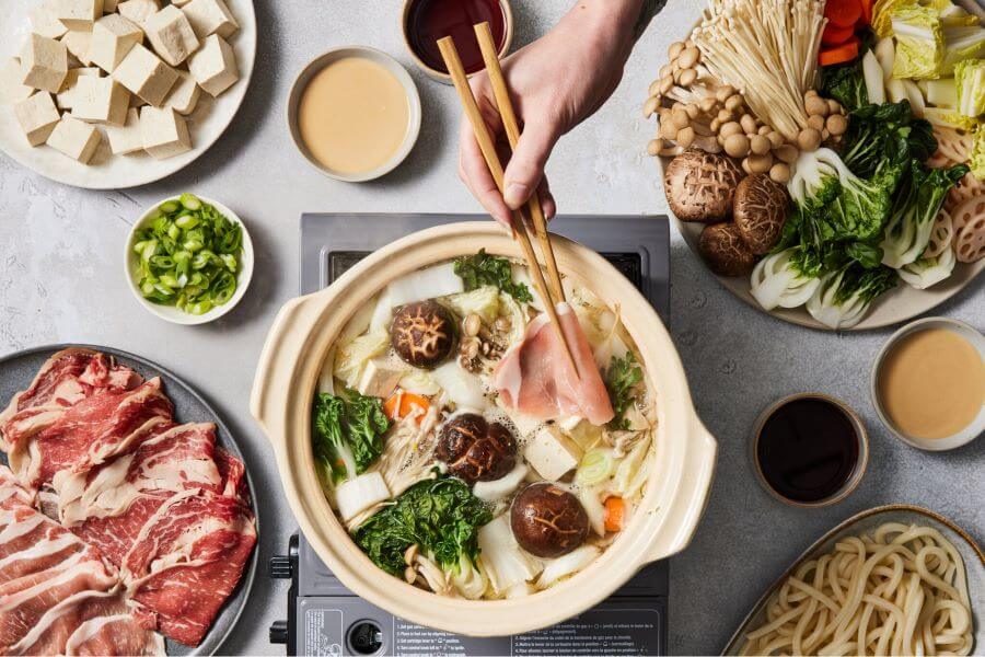 Thịt bò Hida nổi tiếng với những vân mỡ cẩm thạch tuyệt đẹp và hương vị thơm ngon, tan chảy trong miệng