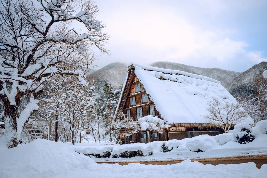 Làng cổ Shirakawago là một trong những điểm đến không thể bỏ qua khi du lịch Nhật Bản vào mùa đông