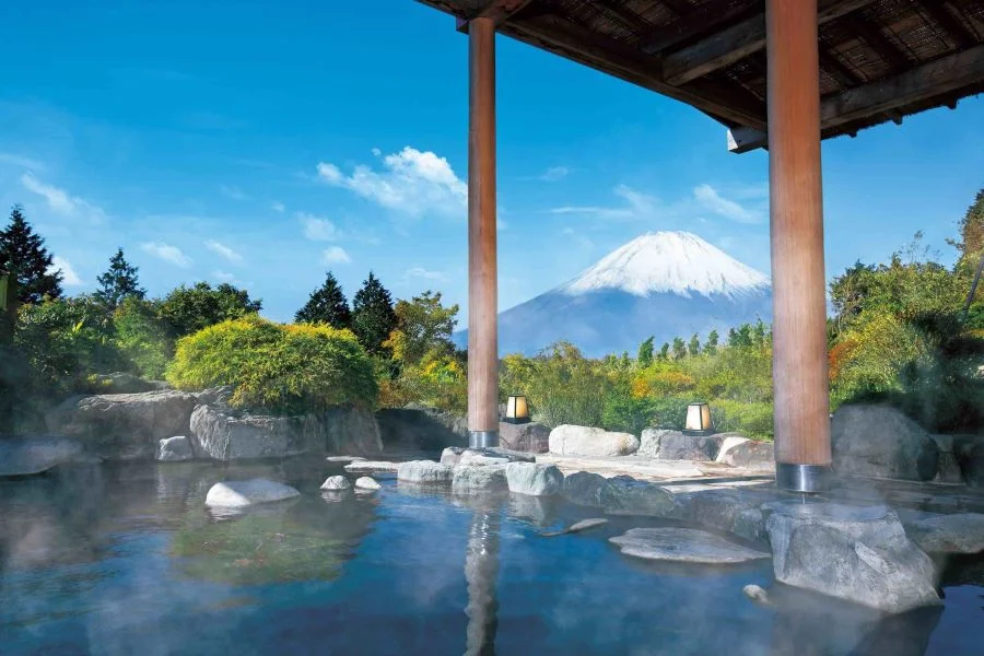 Tắm suối nước nóng Onsen là một nét văn hóa đặc trưng của Nhật Bản, thu hút du khách bởi những lợi ích sức khỏe và tinh thần tuyệt vời
