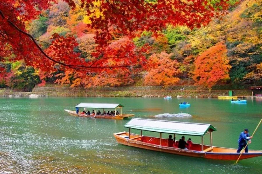 Mặt nước xanh như viên ngọc quý của Hồ Blue Pond