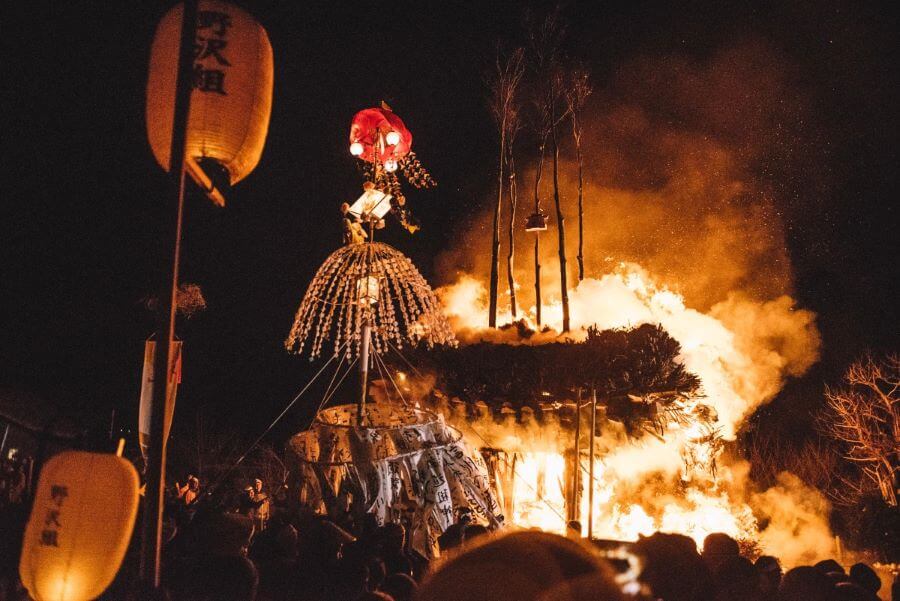 Lễ hội lửa Nozawa Onsen Dosojin Matsuri là một lễ hội truyền thống đặc sắc và thu hút đông đảo các tín đồ du lịch Nhật Bản