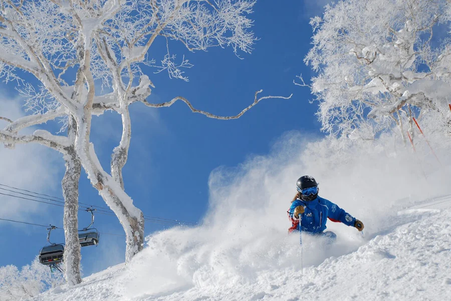 Với những ngọn núi phủ đầy tuyết trắng, Hokkaido sở hữu một vẻ đẹp hoang sơ nhưng vô cùng quyến rũ