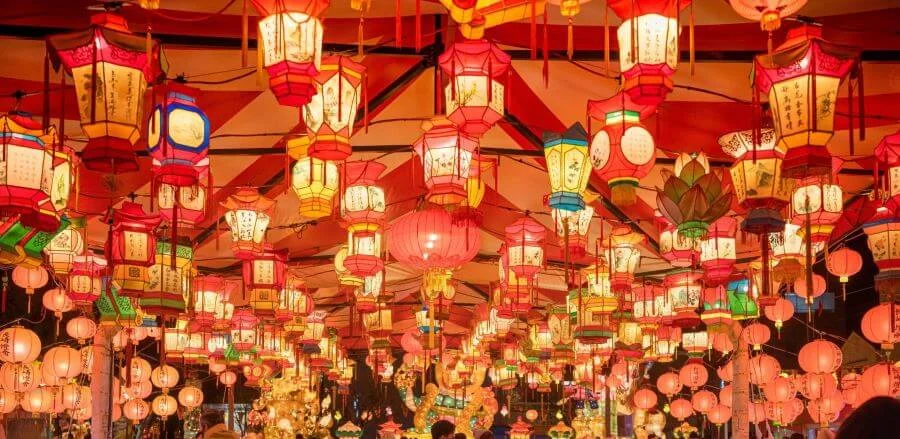 Lễ hội biến toàn thành phố Nagasaki thành một thế giới lung linh huyền ảo với hàng ngàn chiếc đèn lồng đủ hình dạng, kích thước và màu sắc