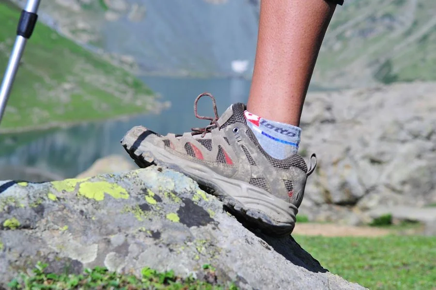 Một đôi giày thể thao hoặc sandal êm ái sẽ giúp bạn di chuyển thoải mái