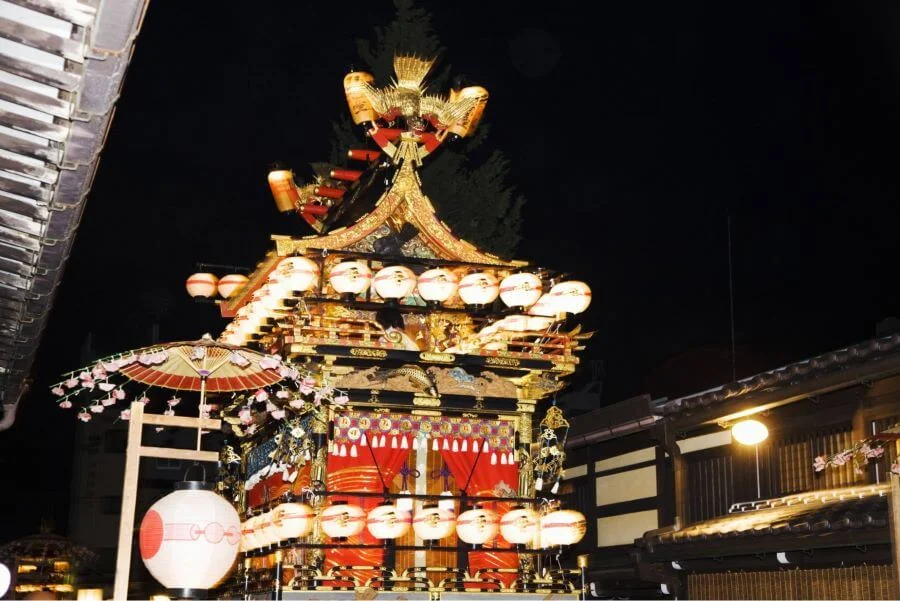 Lễ hội Mùa xuân Takayama thu hút hàng ngàn du khách từ khắp nơi trên thế giới đến tham quan và trải nghiệm