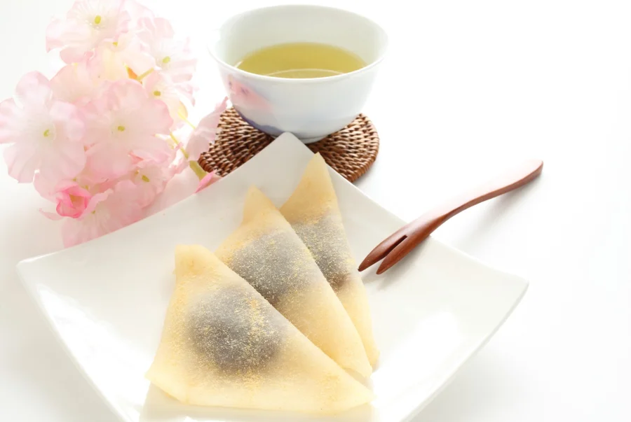 Yatsuhashi có hình dạng tam giác mang một hương vị đặc trưng, khiến nhiều người say mê