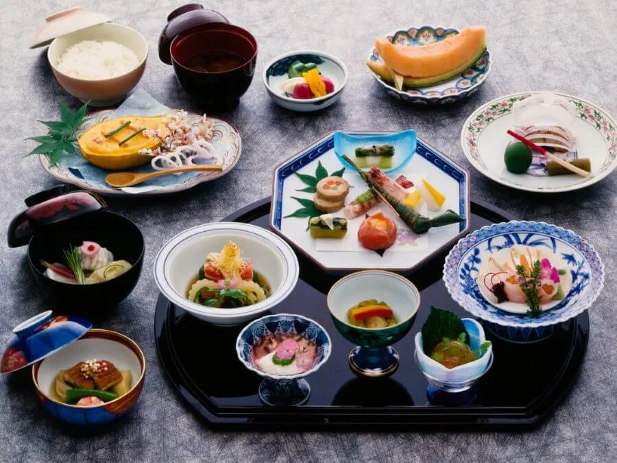 Mỗi món ăn trong bữa Kaiseki đều được chế biến tỉ mỉ và trình bày đẹp mắt trên những chiếc đĩa nhỏ xinh