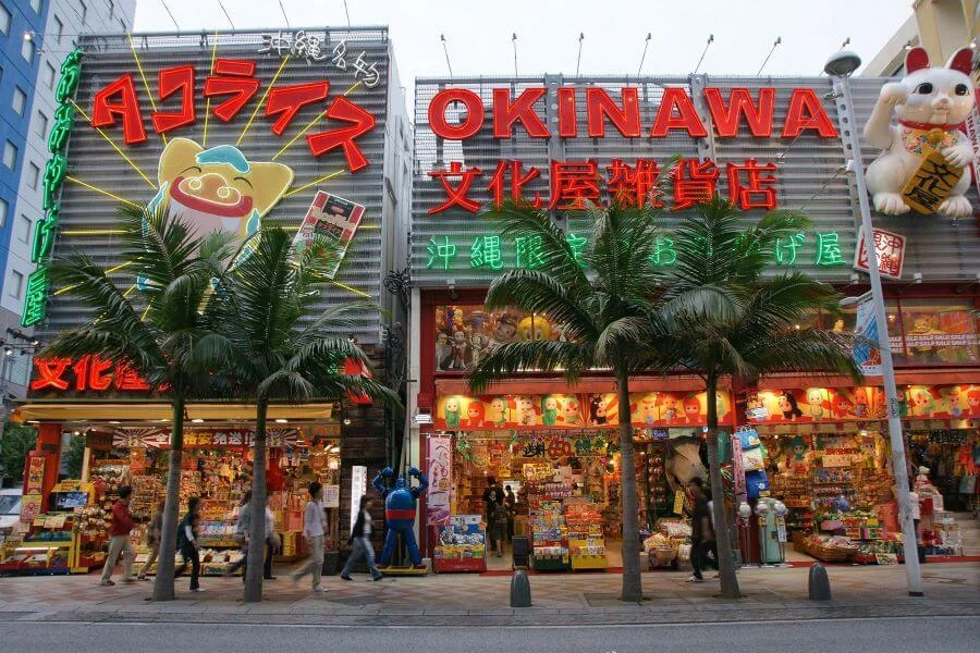 Đại lộ Quốc tế Okinawa là một điểm đến không thể bỏ qua khi du lịch Nhật Bản đến với hòn đảo xinh đẹp này