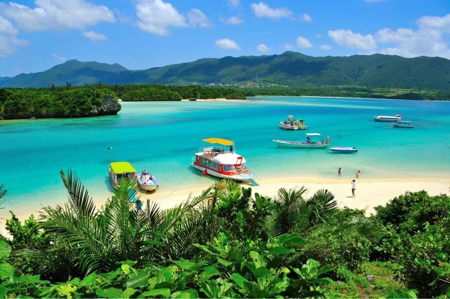 Vịnh Kabira sở hữu làn nước biển trong xanh màu ngọc lam, những bãi cát trắng mịn trải dài và những rặng san hô đầy màu sắc