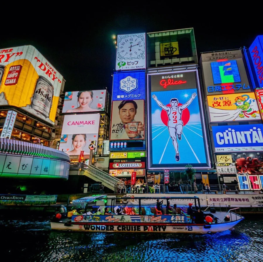 Điểm đặc biệt tại Dotonbori chính là bạn có thể dễ dàng bắt gặp những biển hiệu quảng cáo khổng lồ có tuổi đời “lâu năm”