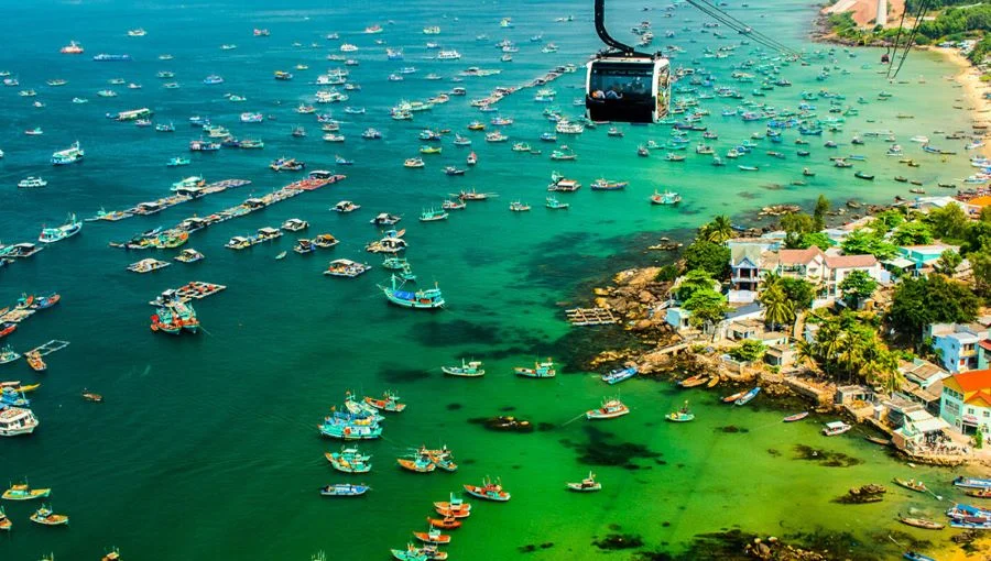 Cáp treo đưa du khách ngắm nhìn Phú Quốc từ trên cao