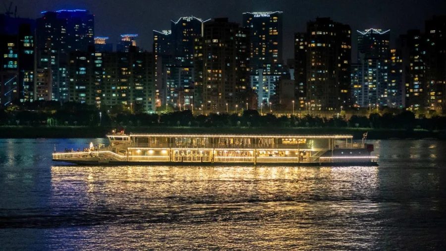Ngồi du thuyền trên sông Hàn là một trải nghiệm thú vị khi Seoul về đêm