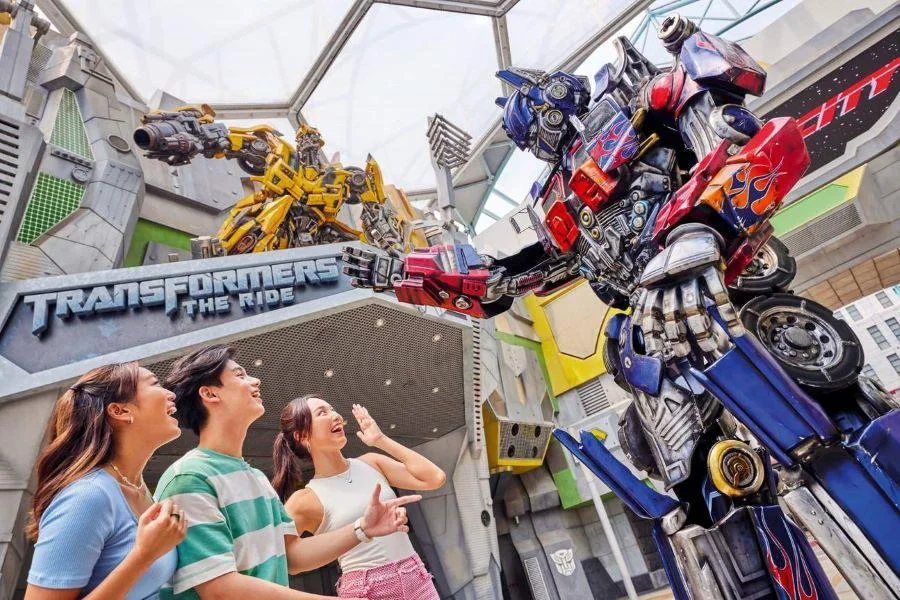 Cổng vào với tượng Bumblebee hoành tráng