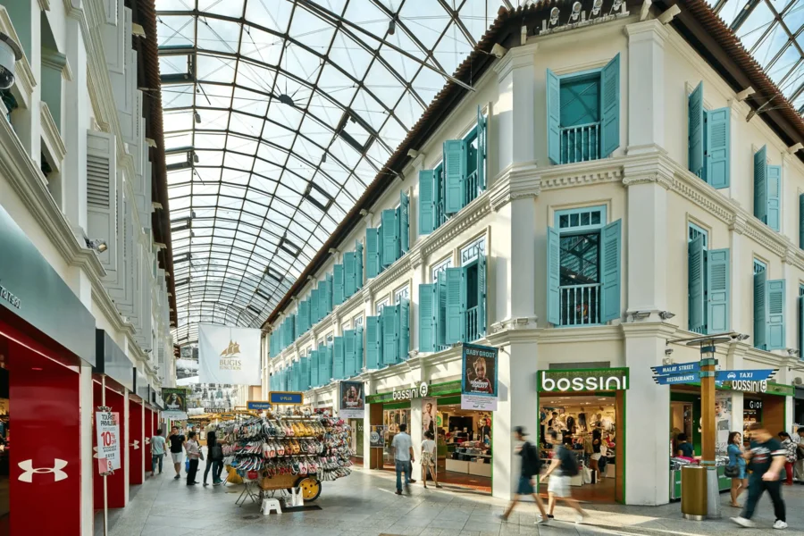 Bugis Street là trung tâm mua sắm ngoài trời nổi tiếng nhất Singapore