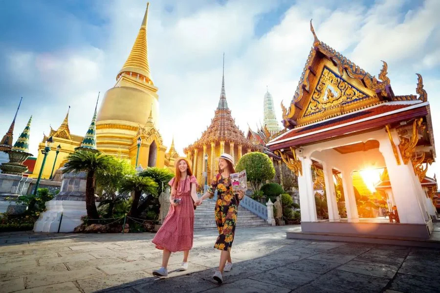 Bạn nên lựa chọn trang phục kín đáo khi đến các ngôi chùa chiền tại Thái