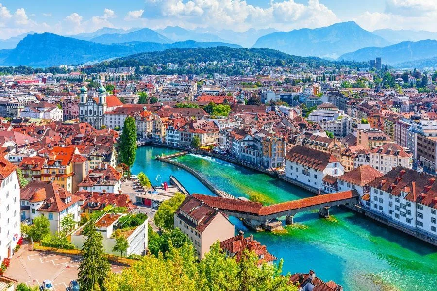 Lucerne tọa lạc ngay trung tâm Thụy Sĩ, với vẻ đẹp tựa như tranh vẽ