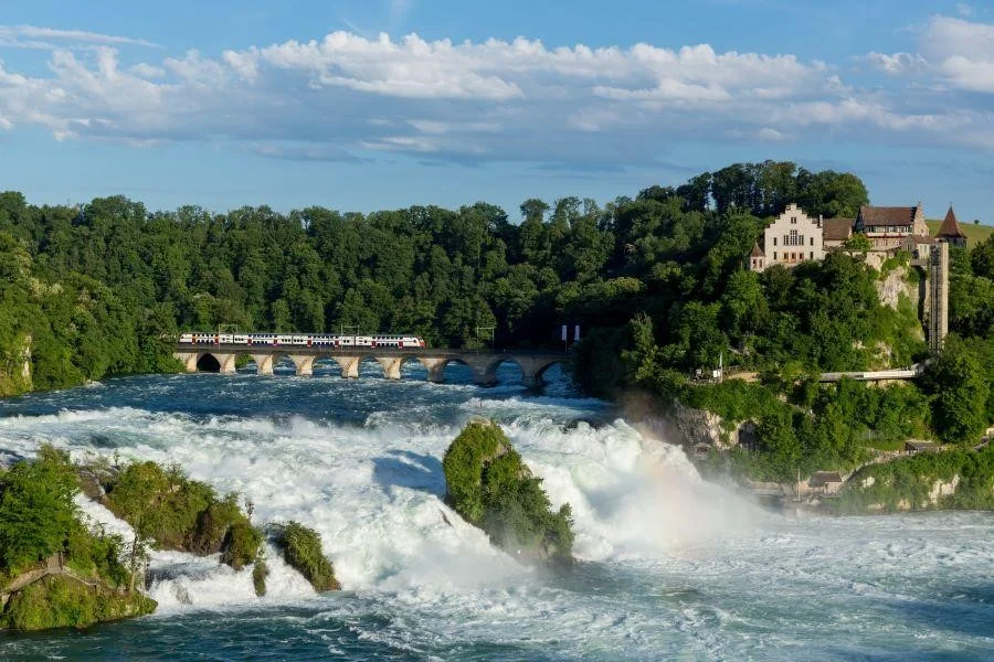 thác Rhine chính là món quà mà mẹ thiên nhiên đã ưu ái ban tặng cho đất nước Thụy Sĩ