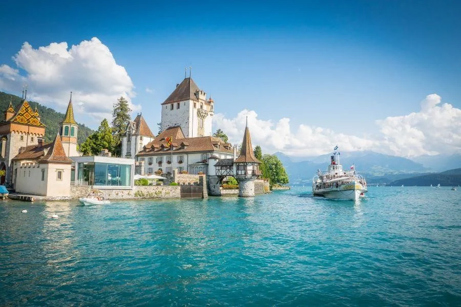 Lâu đài Oberhofen cũng là địa điểm tham quan nổi tiếng hàng đầu của Thụy Sĩ xinh đẹp