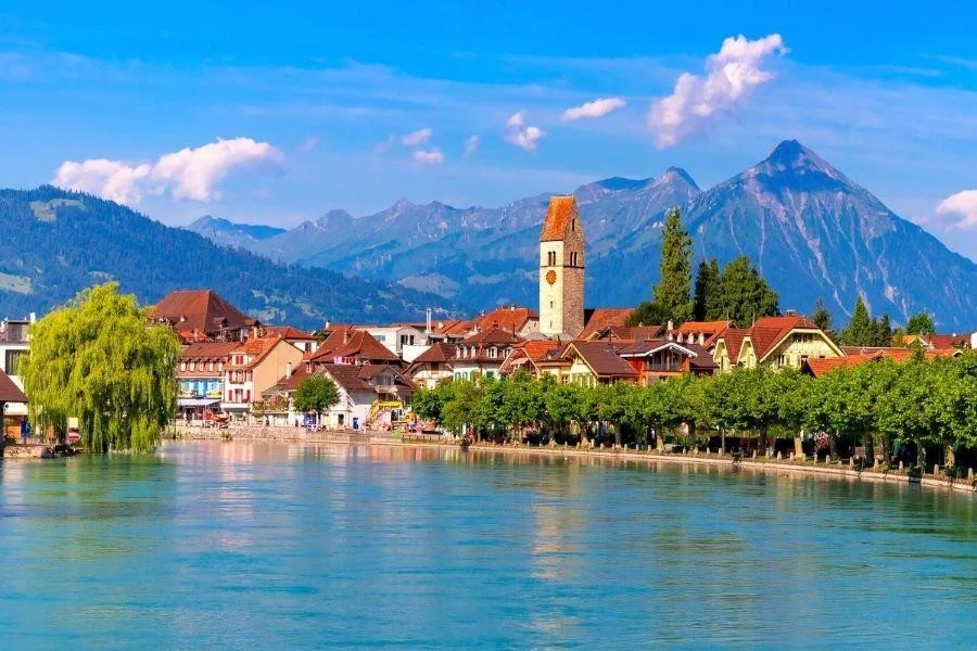 Thị trấn xinh đẹp Interlaken là một trong những điểm đến tham quan hấp dẫn và thú vị nhất của Thụy Sĩ